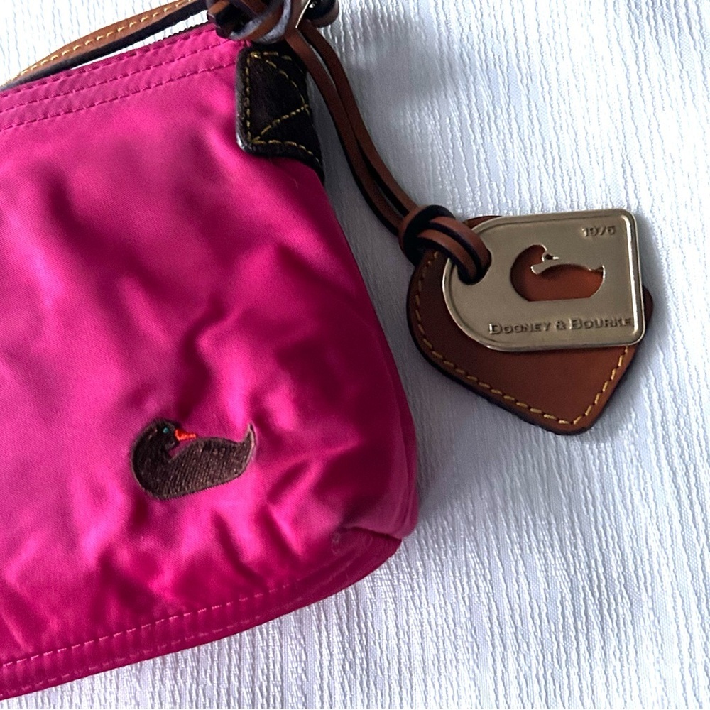 Dooney and Bourke vibrant pink crossbody bag - Picture 2 of 5